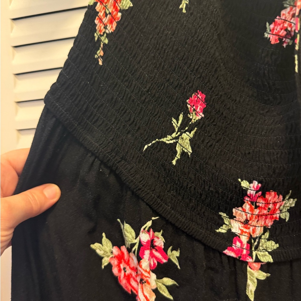 Black and pink floral pants jumper. Stretch top, bell bottom pants size M. - Picture 4 of 5